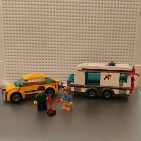 LEGO CITY: Car and Caravan (4435) - Complete with Minifigures