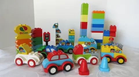 Lego Duplo CUSTOM CAR VEHICLE LOT, 8 CAR BASES, MANY EXTRA CAR SPECIALTY BLOCKS