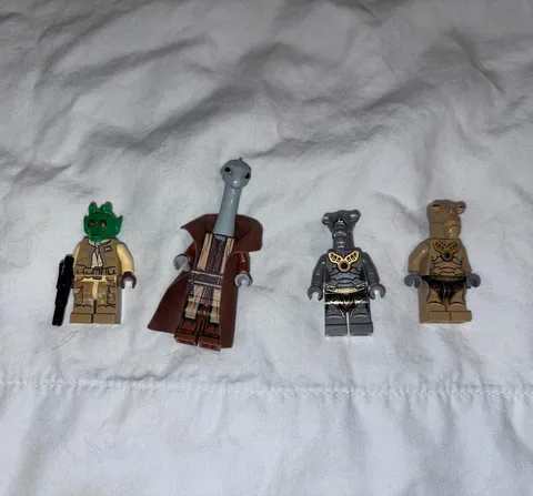 LEGO Star Wars Minifigure Lot of 4 Alien Figures w/ Blaster Accessory