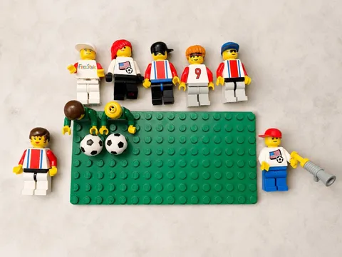 Vintage LEGO Soccer Minifigure Lot 7 Players 2 Balls + 2 Green #10 Torsos