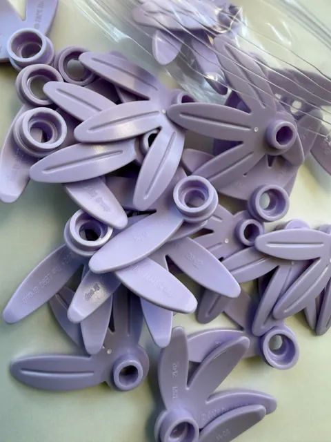LEGO- NEW- #7264- LAVENDER-PLATE PLANT ROUND/1 X 1-3 THIN LEAVES-5 PIECES