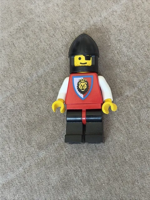 LEGO Minifigure Castle Royal Knight 3 With An Eye Patch Face