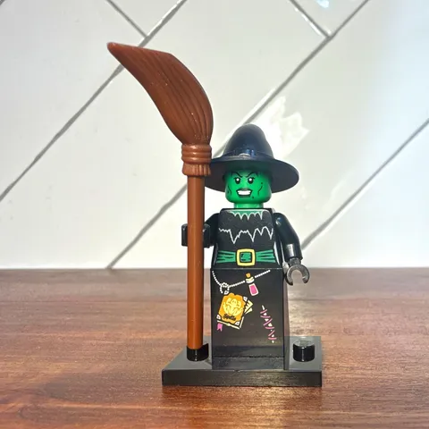 LEGO Minifigure Series 2 Witch COL020 8684-4 Complete w/ Broom Stand 2010