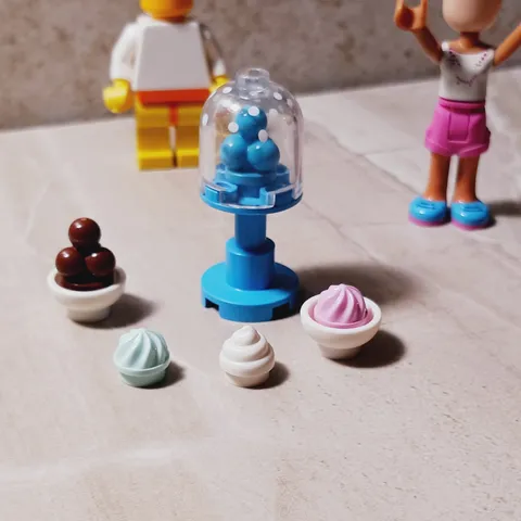 New LEGO Ice Cream Set Bubble Snow Globe Dishes Scoops Vanilla Blueberry Gum