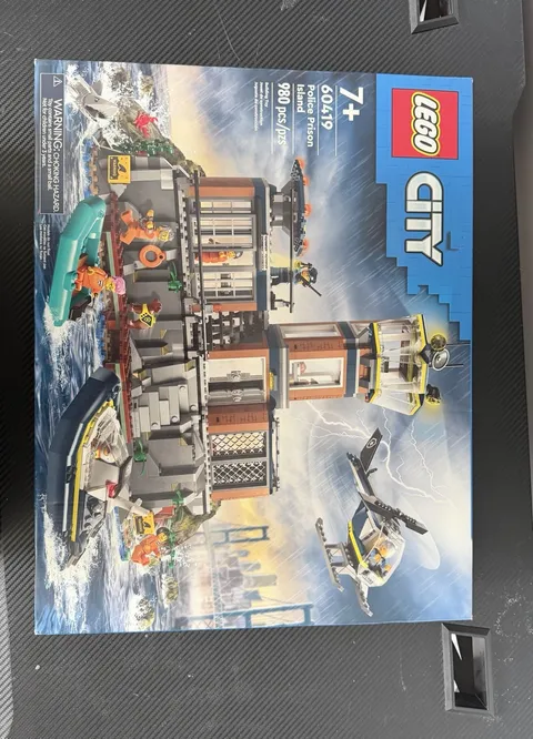 LEGO CITY: Police Prison Island (60419)