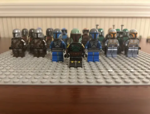 BIG LEGO Star Wars Mandalorian Minifigure Lot w/ Helmets & Capes & Guns