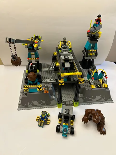 LEGO Rock Raiders: The Rock Raiders HQ (4990) Excellent Condition, 100% COMPLETE
