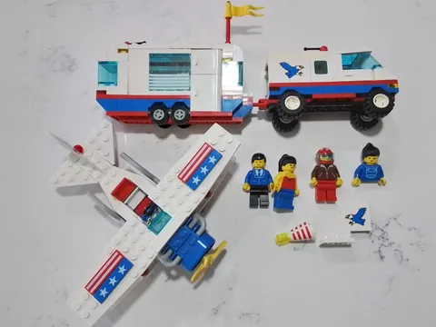 Lego Classic Town Airport 6345-Aerial  Acrobats w/ minifigures Incomplete 1992