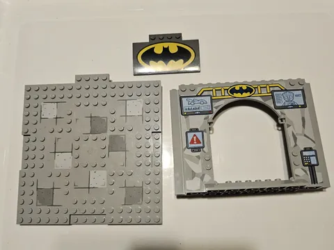 LEGO Junior Batman: Defend the Batcave 10672 Lot Of 3 Pieces