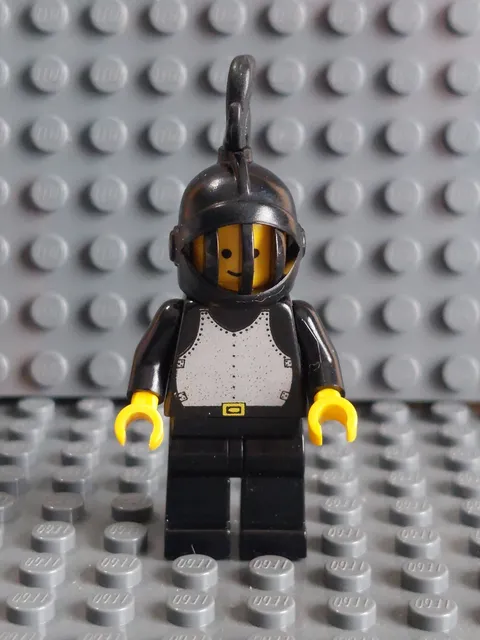 Lego 6035 - Knight with Breastplate on Black Torso Minifigure - Used