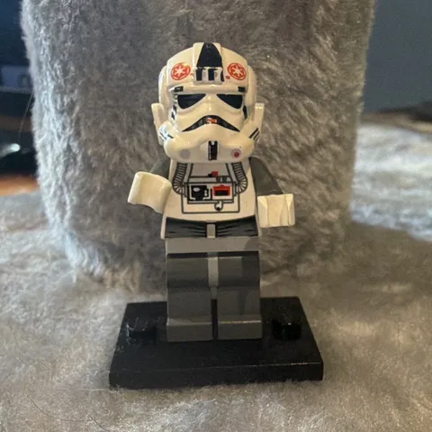 LEGO Star Wars Minifigure AT-AT Driver Red Imperial Logo Storm Trooper  8129