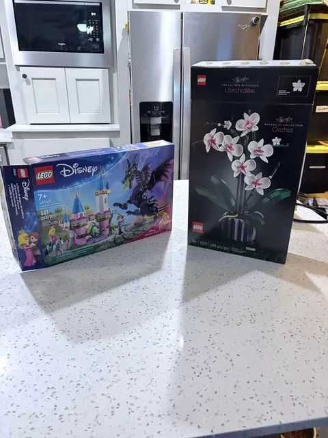 Lego Bundle (2) - Disney Princess Aurora Castle Set (NEW) + Botanical Collection