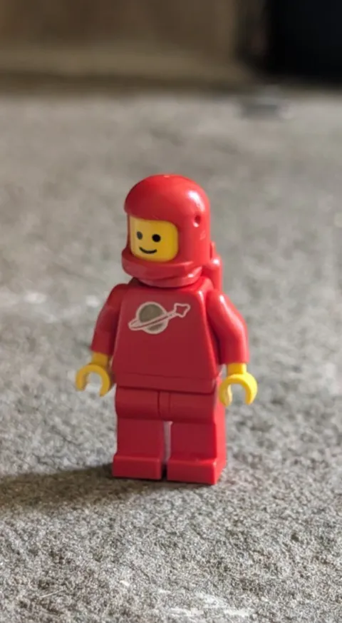 LEGO VINTAGE RED SPACE MAN MINIFIGURE CLASSIC ASTRONAUT