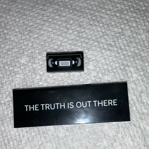 LEGO Black Printed Tile Lot 2pc the LEGO Ideas The X-Files (21369) set.