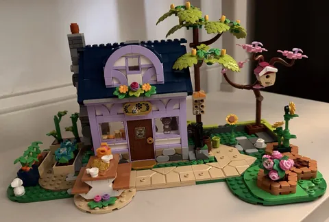 Lego Friends Beekeepers' House and Flower Garden (42669) AS-IS