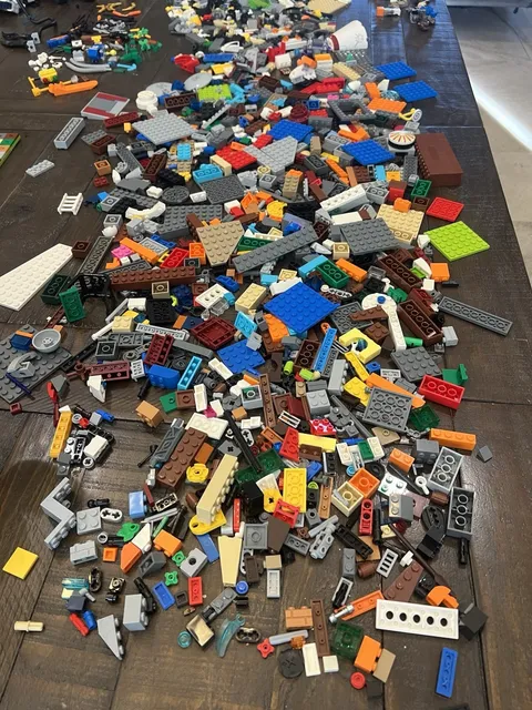 Mixed bulk Legos, 5+ lbs, minifigures, wheels, cars, vehicles, weapons, variety