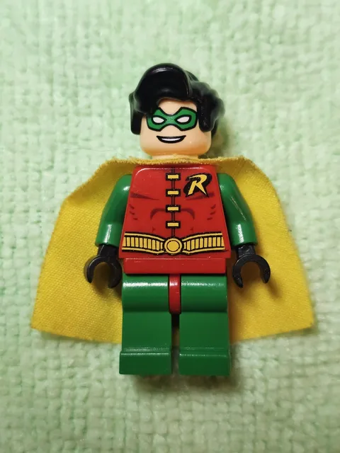 LEGO 2006 Robin Minifigure Batcave Batman DC Vintage Wavy Hair 