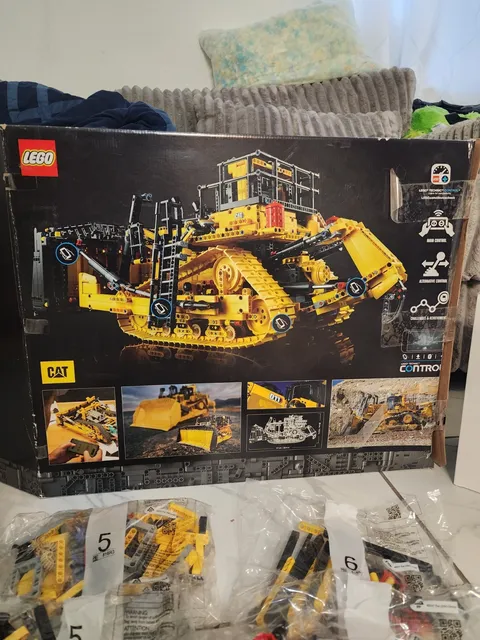 LEGO TECHNIC: App-Controlled Cat D11 Bulldozer (42131)