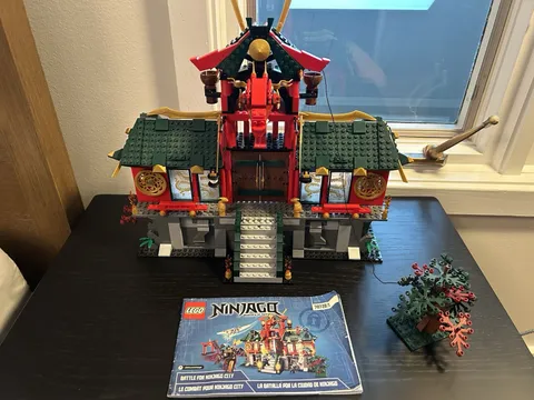 LEGO NINJAGO Battle for Ninjago City 70728 99% COMPLETE Used - Main Build + Tree