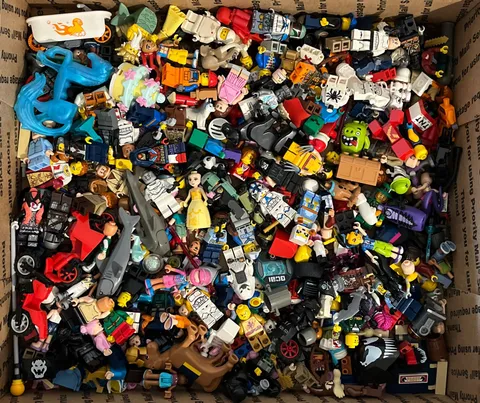 LOT 2+ LBS OF LEGO MINIFIGURES PARTS & PIECES STAR WARS FRIENDS DINOSAUR HORSE