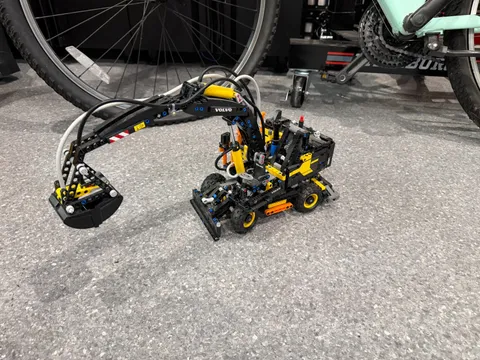 LEGO TECHNIC: Volvo EW160E (42053) with no instructions