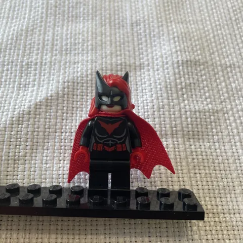 LEGO Batwoman 76111 minifigure ONLY,  Batman II Super Heroes Minifigure w/Cape