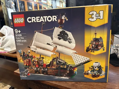 Lego Creator 31109 PIRATE SHIP 3-in-1 Set - Minor Box Damage