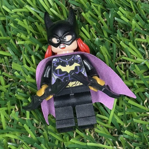 Lego DC Super Heroes Batgirl Black Suit Lavender Cape Minifigure 76013