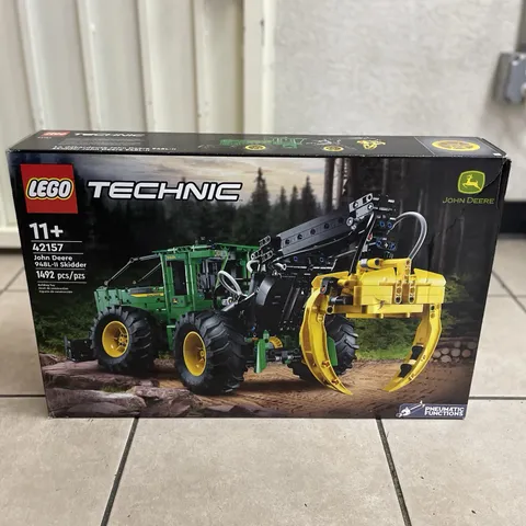 LEGO TECHNIC: John Deere 948L-II Skidder (42157) 1492 Pcs - New - Damaged Box