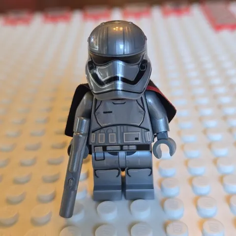 LEGO Captain Phasma (Rounded Mouth Pattern) 75103 sw0684 Minifig Complete