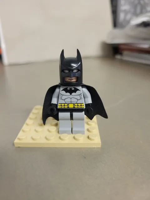 Authentic LEGO Batman Light Bluish Grey Suit, Black Mask Minifigure (bat001)
