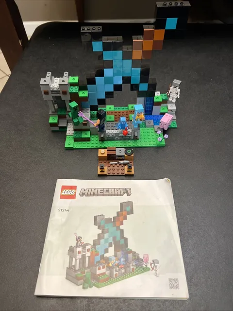 Lego Minecraft The Sword Outpost 21244 100% Complete W/Instructions