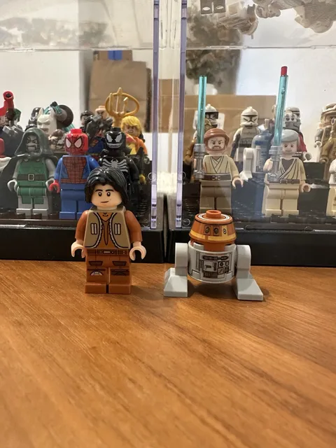LEGO Star Wars Ezra Bridger and Chopper Minifigure (75090)