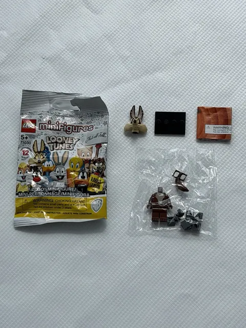 LEGO Looney Tunes Wile E. Coyote Minifigure - Complete w/ Stand & Accessories