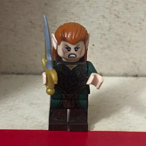 2012 LEGO The Hobbit Tauriel Minifigure Elf Figure w/ Hair & Sword ID (lor034)