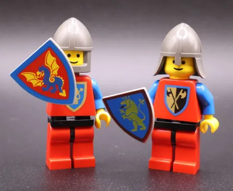 LEGO MINIFIGURE KNIGHTS VINTAGE AND SHIELDS  CASTLE KNIGHT CITY TOWN INV 1