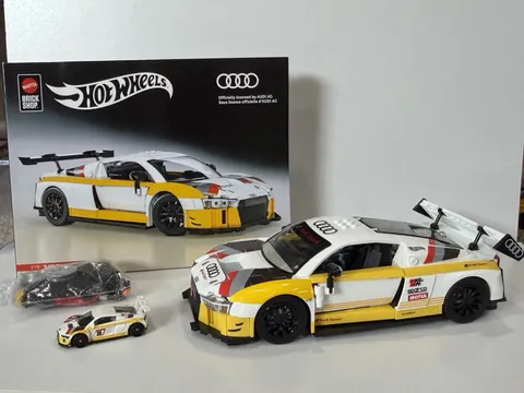 Hot Wheels Brick Shop LEGO '15 AUDI R8 LMS Adult Build with Diecast Car & Manual