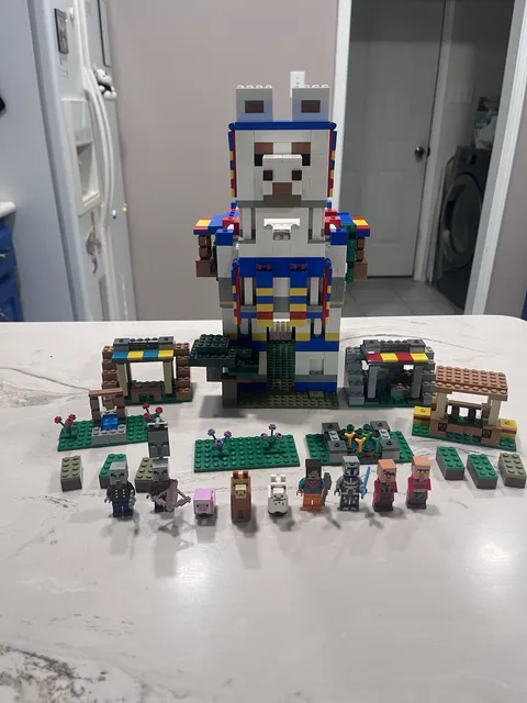 LEGO Minecraft: The Llama Village (21188) 100% Complete Used
