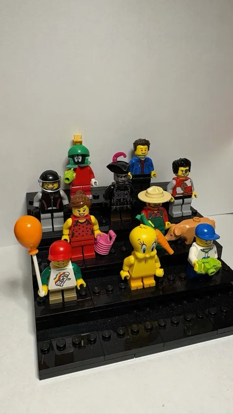 10 Lego Minifigs and Pig
