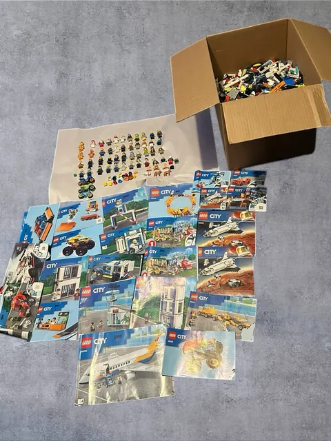 LEGO City Huge Bulk Lot 20+ LBS w/ 40+ Minifigures Manuals Parts - Incomplete