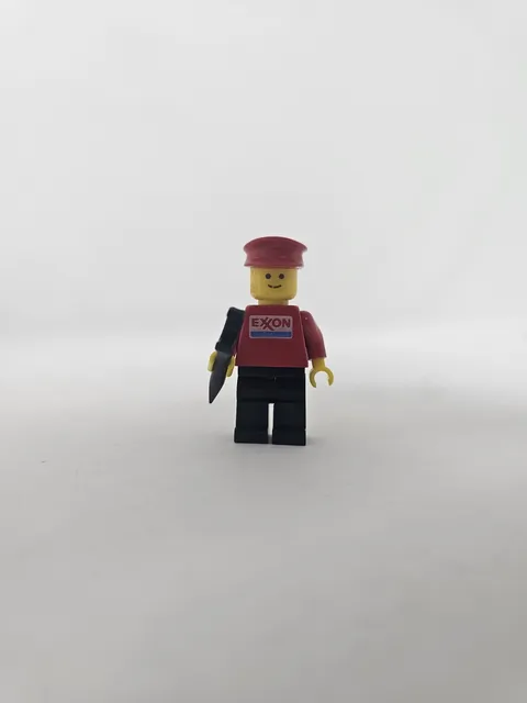 LEGO Minifigure Exxon - Black Legs, Red Hat