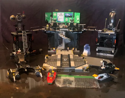 LEGO Batman: The Batcave: the Penguin and Mr. Freeze's Invasion 7783