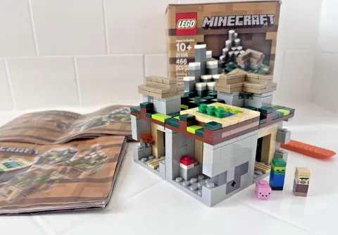 LEGO Minecraft Micro World The Village 21105 w/ Box & Instruction