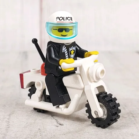 LEGO Classic Town / City POLICE White MOTORCYCLE - 1990s Clear Wheels x81c02