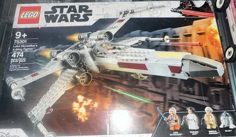 LEGO Star Wars: Luke Skywalker's X-Wing Fighter (75301)+ FREE 75370