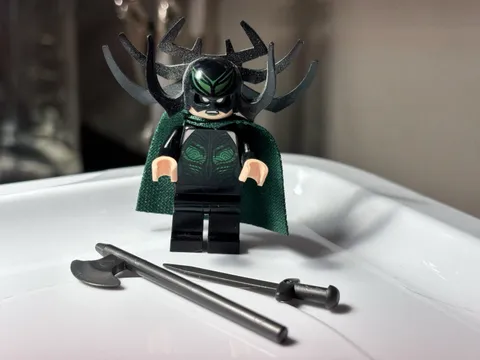 Lego Hela Minifigure sh406 76084 Thor Marvel Super Heroes Rare Retired