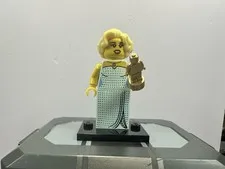 LEGO minifigure Series 9 Movie Star collectible accessory 71000 actress