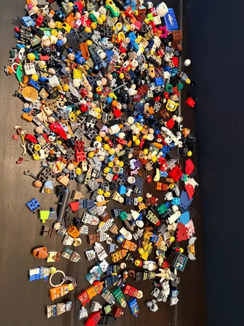 Lego Minifigure lot, 600+ pieces some rare, 150+Figs Parts, Star Wars, Marvel ++