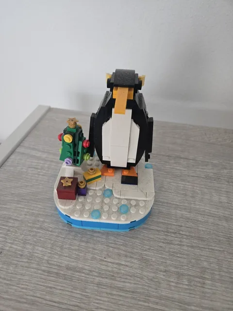 LEGO 40498 Christmas Holidays Set Penguin with Tree RareIncomplete - Displayed