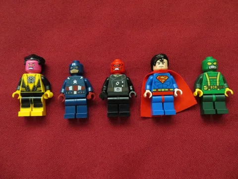 LEGO  SUPERHEROS MINIFIGURES LOT.RED SKULL,,SUPERMAN,SINESTRO,CAPTAIN AMERICA ,H